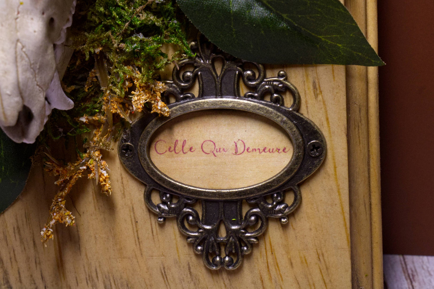 "Celle Qui Demeure"